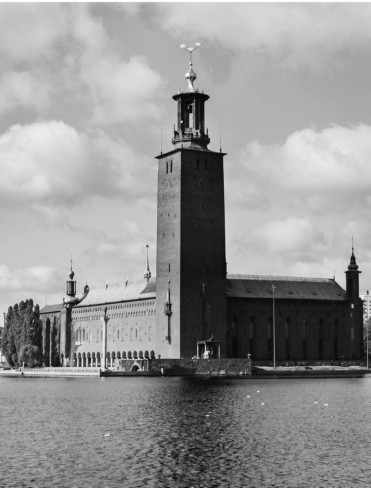 Stockholms stadshus i svartvitt sett från vattnet